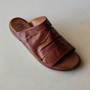 New Miz Mooz Brandy Dandelion Sandal Size 40W or 9-9.5 wide US